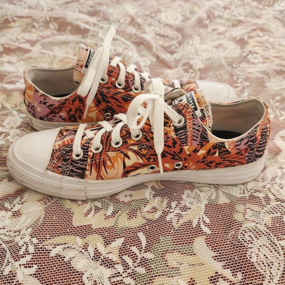 Converse Shoes - Converse Womens Tropical Print Sneakers Orange Pink Size 9.5/41 Eur